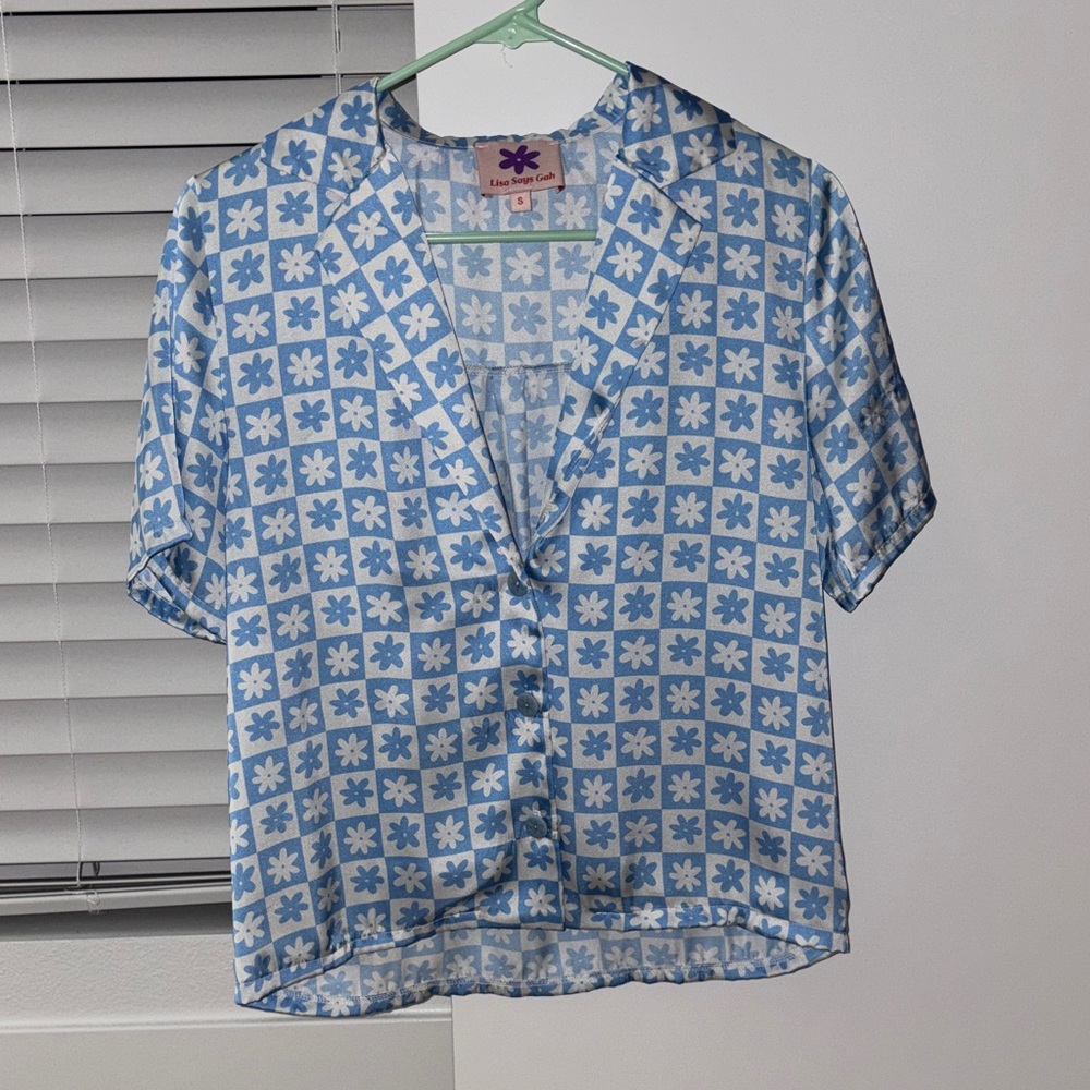 Lisa Says Gah Blue and White Floral Top